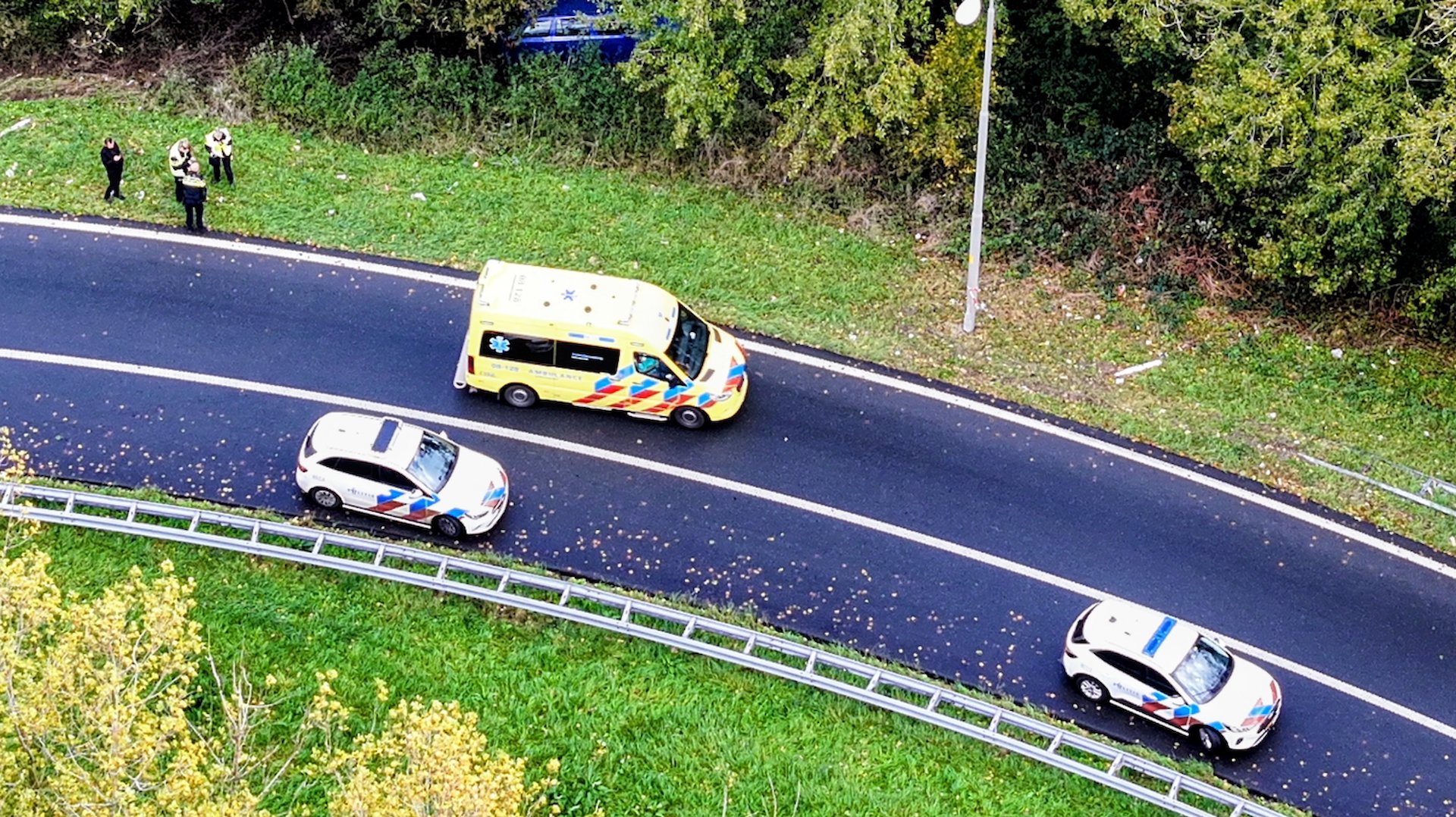 Auto schiet van talud bij knooppunt Deil en komt op zijkant tot stilstand