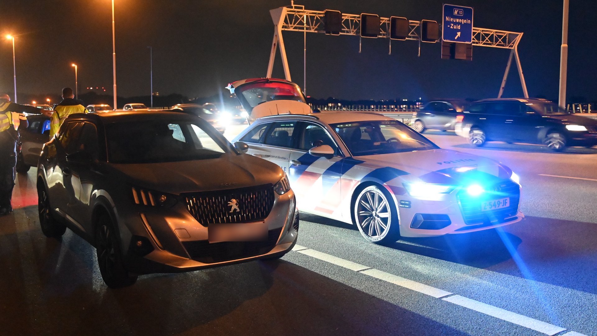 Politie zet auto met Belgisch kenteken aan de kant op de A2 bij Vianen