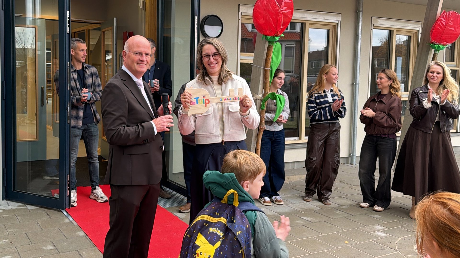 Wethouder Neven opent nieuwe brede school aan de Tulpstraat in Wijk en Aalburg