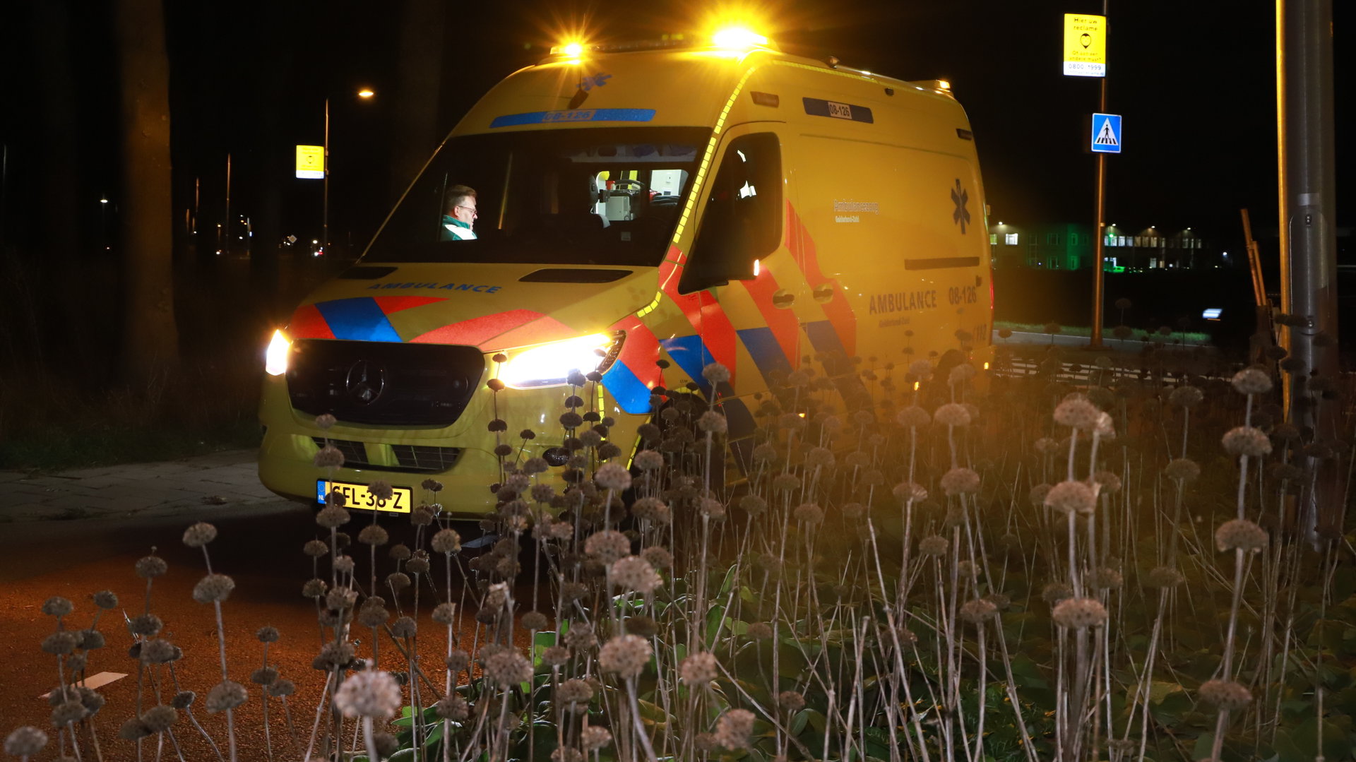 Auto botst op fietser bij rotonde