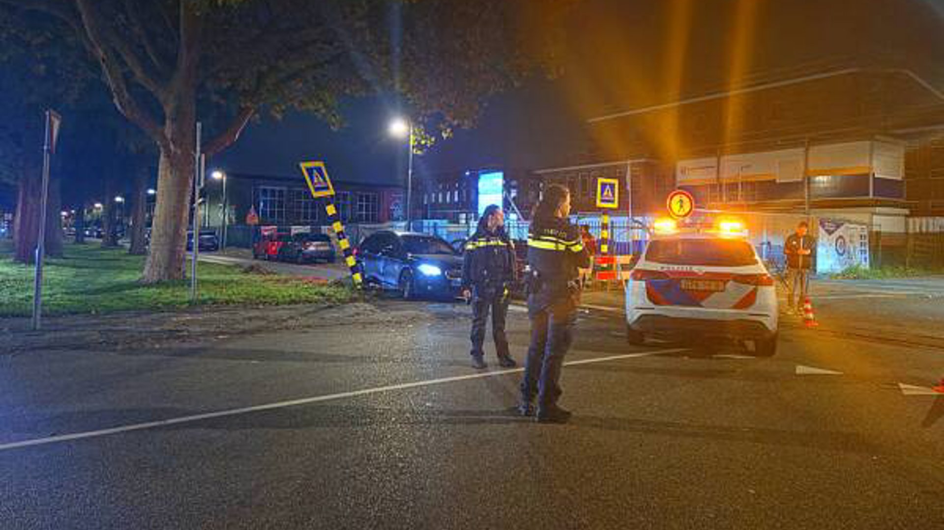 Aanrijding op kruising Hertzogstraat en Joubertstraat in Gouda: beide auto’s zwaar beschadigd