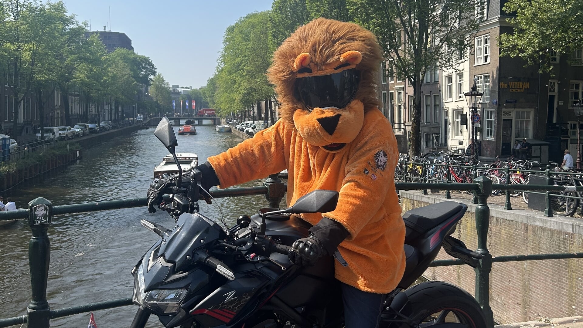 Tientallen verklede motorrijders gaan vanuit Hilversum op pad het goede doel