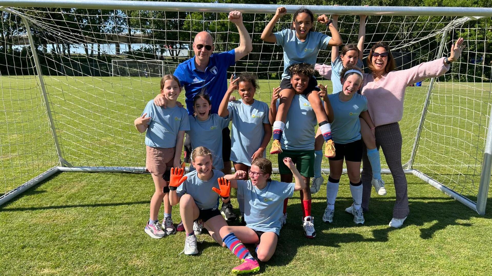 Meiden Wisperweide halen derde plaats op schoolvoetbaltoernooi gemeente Amsterdam