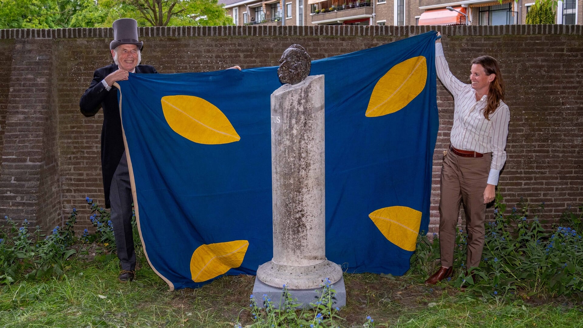Historische muur van oudste begraafplaats Hilversum hersteld; ‘Hele mooie, waardevolle parel in cent