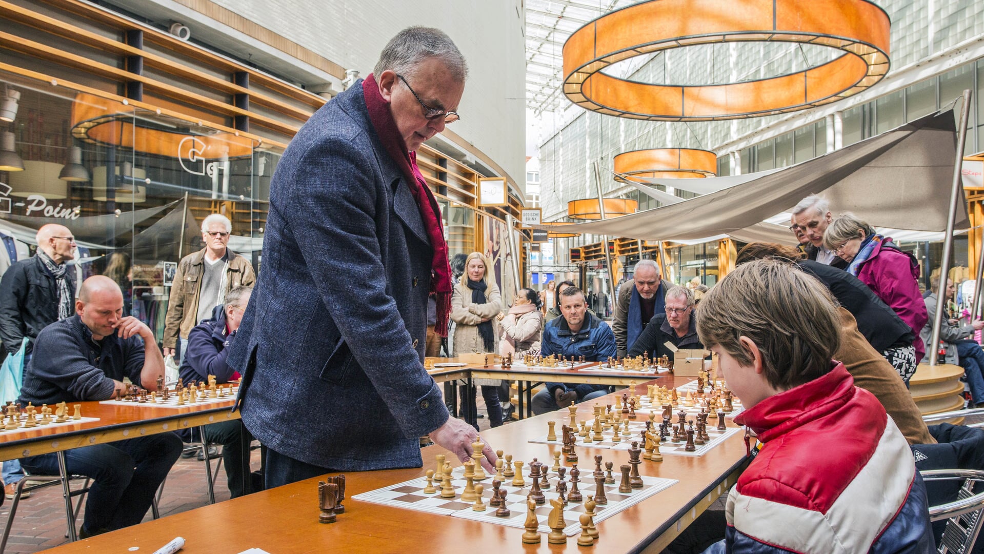 Hilversum Denkt; simultaan schaken met Hans Böhm en kubusdraaien met oud-wereldrecordhouder