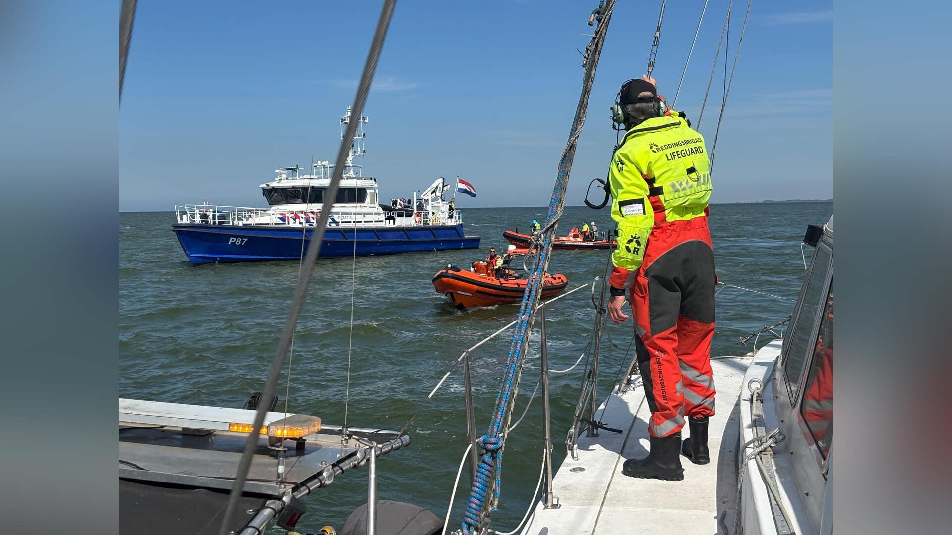 Catamaran maakt water na aanvaring op IJsselmeer; Reddingsbrigade Naarden schiet te hulp