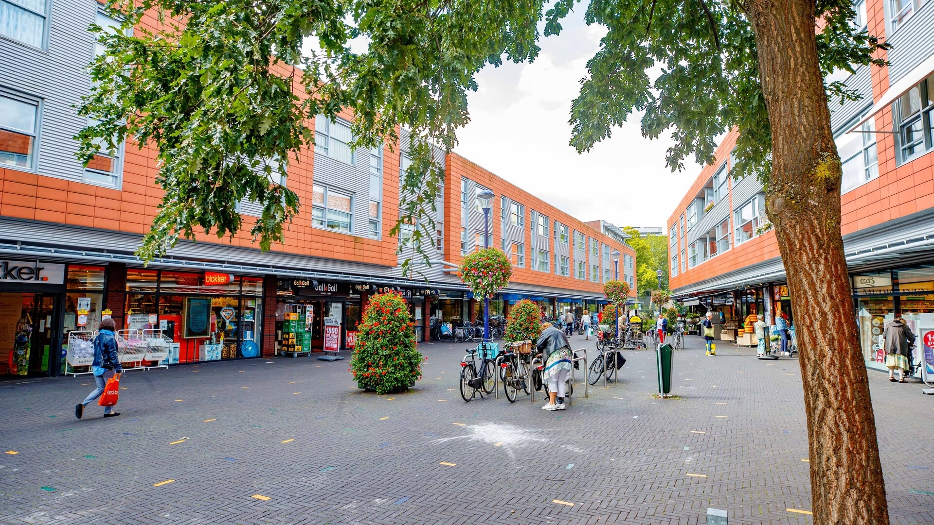 Gewapende straatroof bij pinautomaat in Hilversum; politie op zoek naar twee daders
