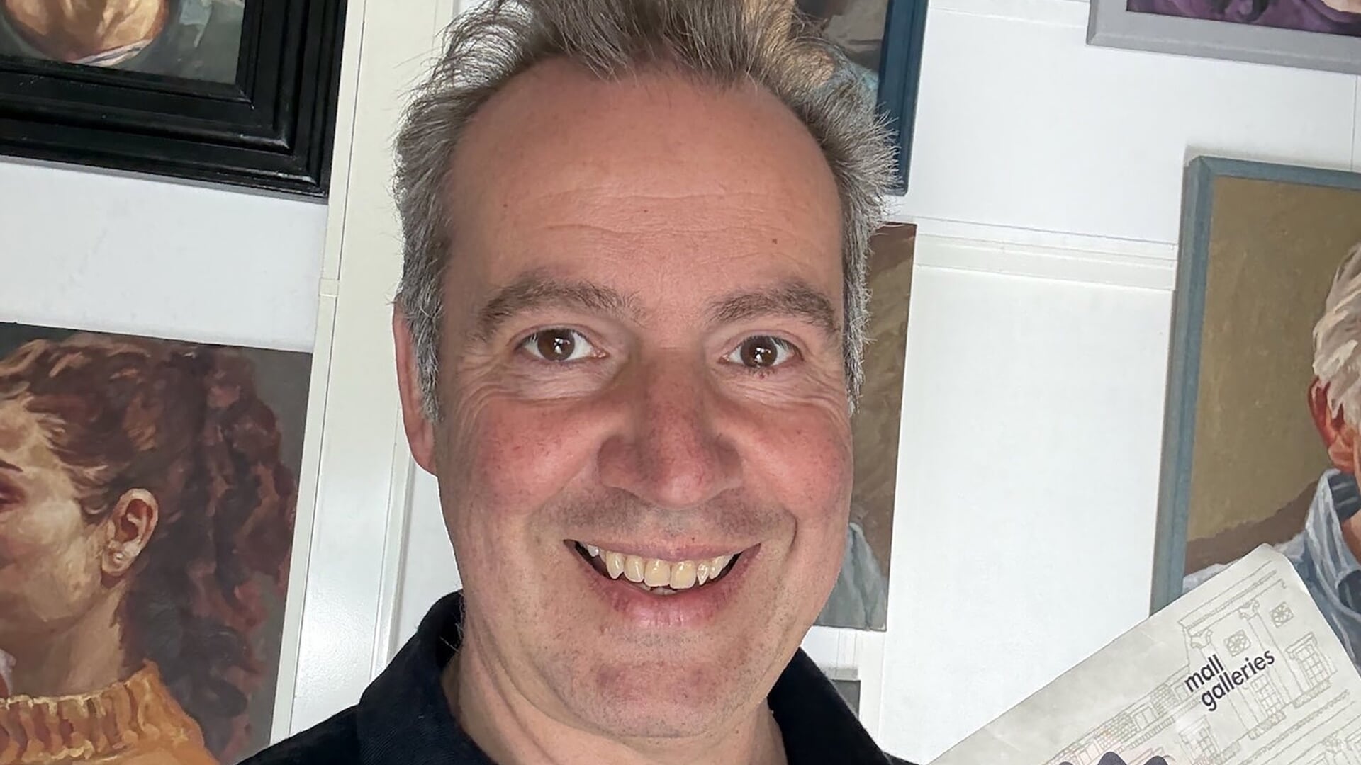Weesper portretschilder Rogier Willems wint prestigieuze prijs in Londen
