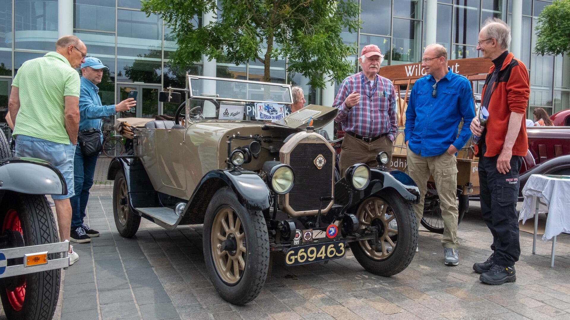 Oldtimers schitteren op Marktplein: ‘Je moet er echt heel veel tijd in steken om dit rollend te houd