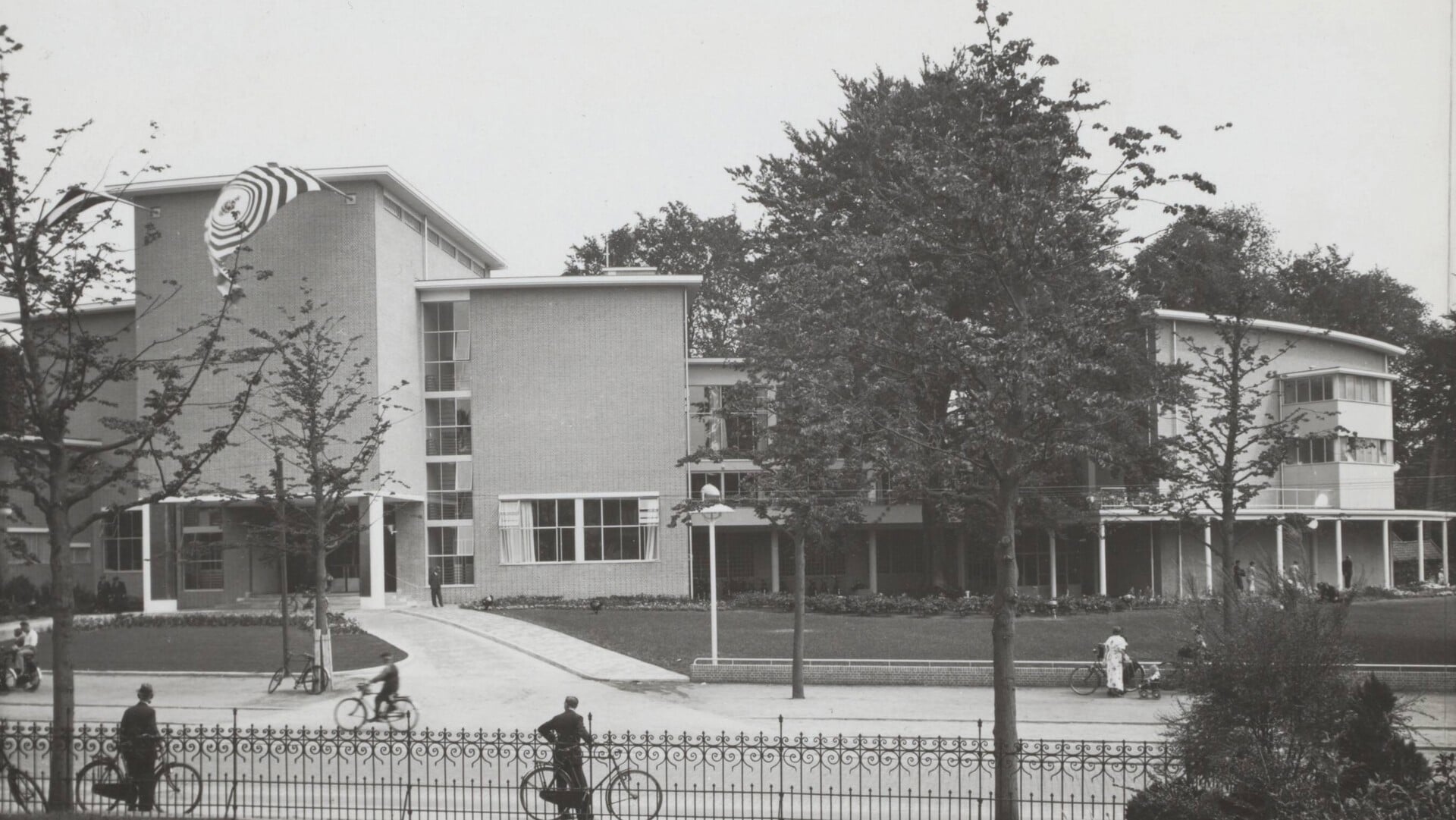 Nóg een omroepman met oorlogssmet in Gulden Boek Hilversum; Johan Christiaan van der Kaa