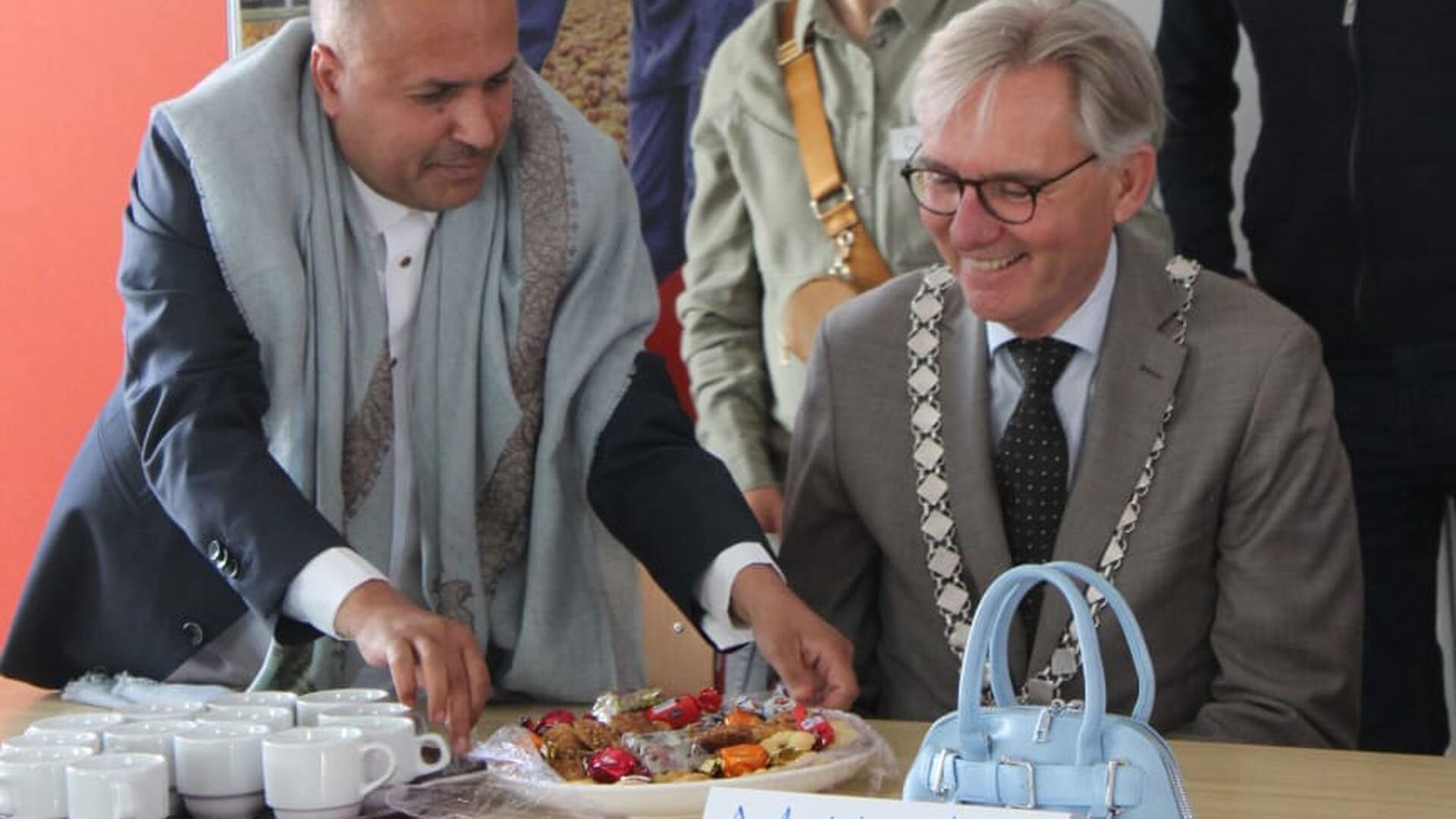 Burgemeester bezoekt Hilversumse afdeling VluchtelingenWerk Nederland
