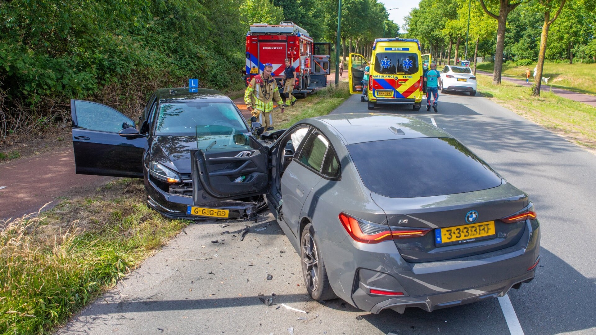 Frontale botsing tussen lesauto en personenauto in Naarden