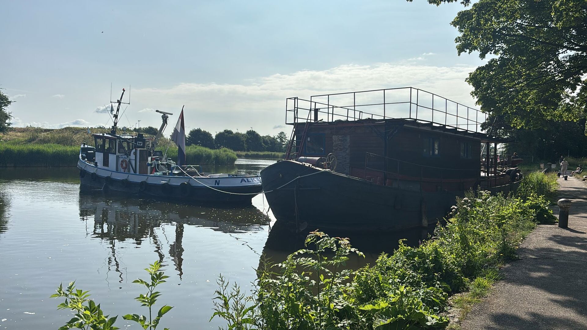 Mysterieus zwart schip verdwijnt uit Weesp na weken overlast