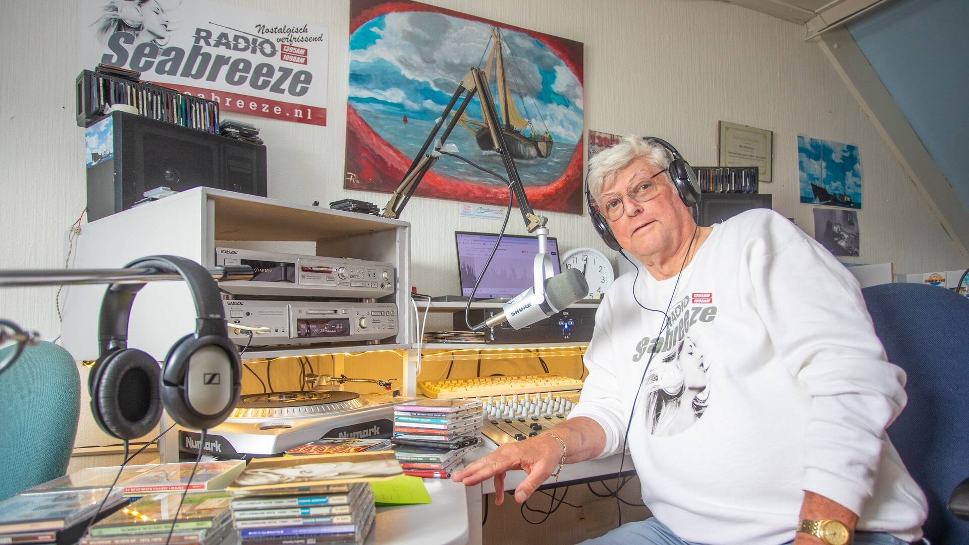 Ton Polderman maakt radio vanuit zijn zolderstudio - HuizerNieuws