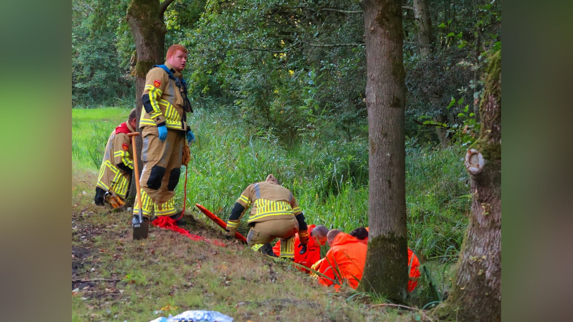Vrouw drie uur vast in sloot; brandweer redt haar uit benarde situatie