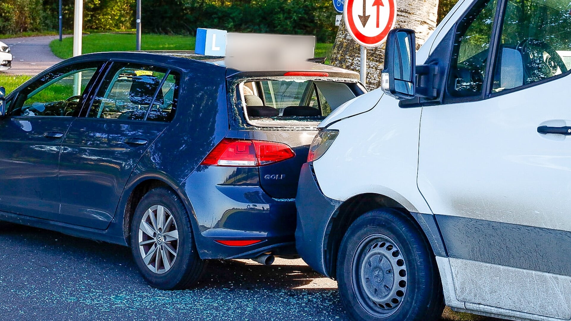 Bakwagen botst achterop lesauto