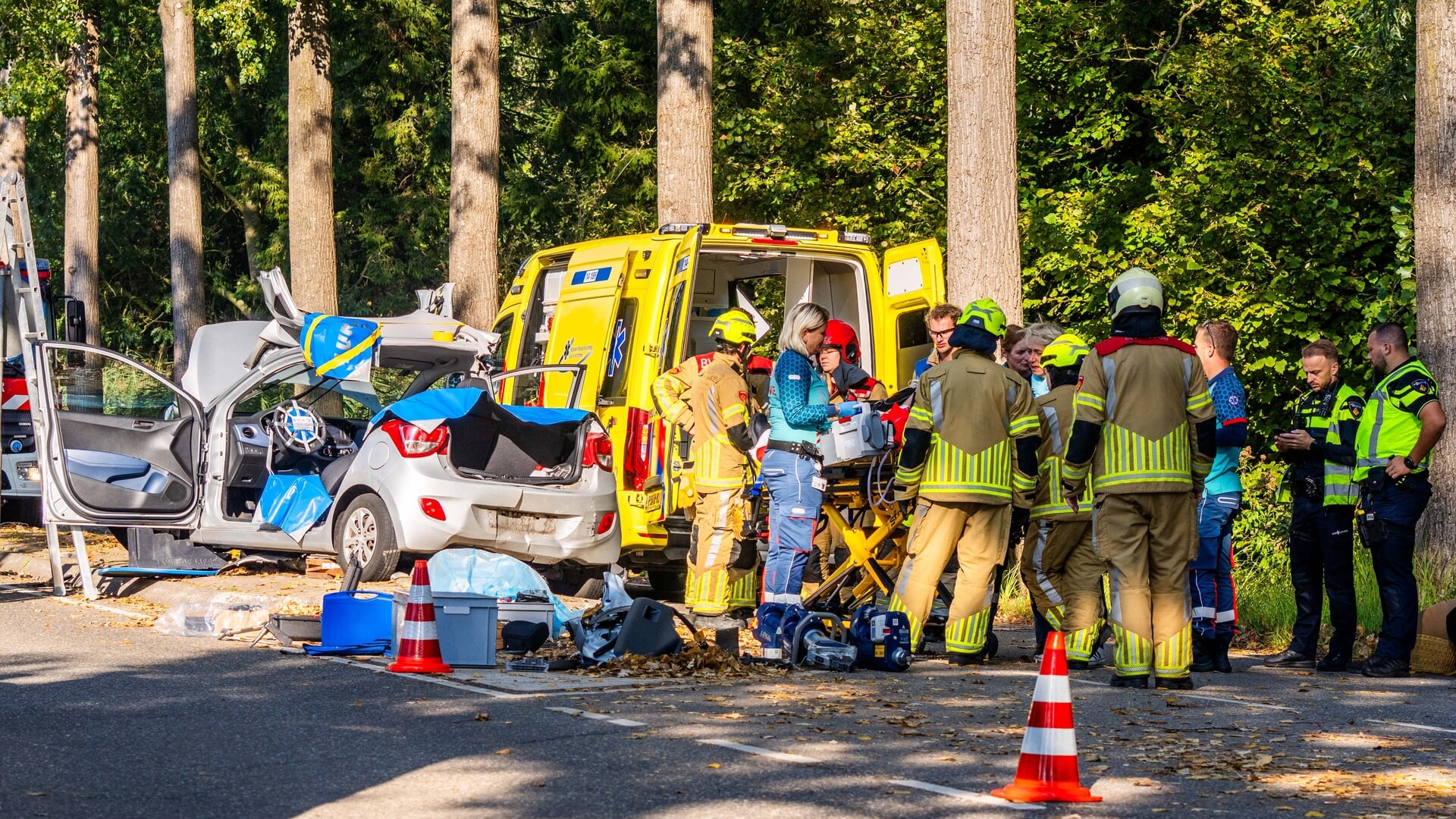 Automobilist naar ziekenhuis na ongeval tussen Loosdrecht en Loenen