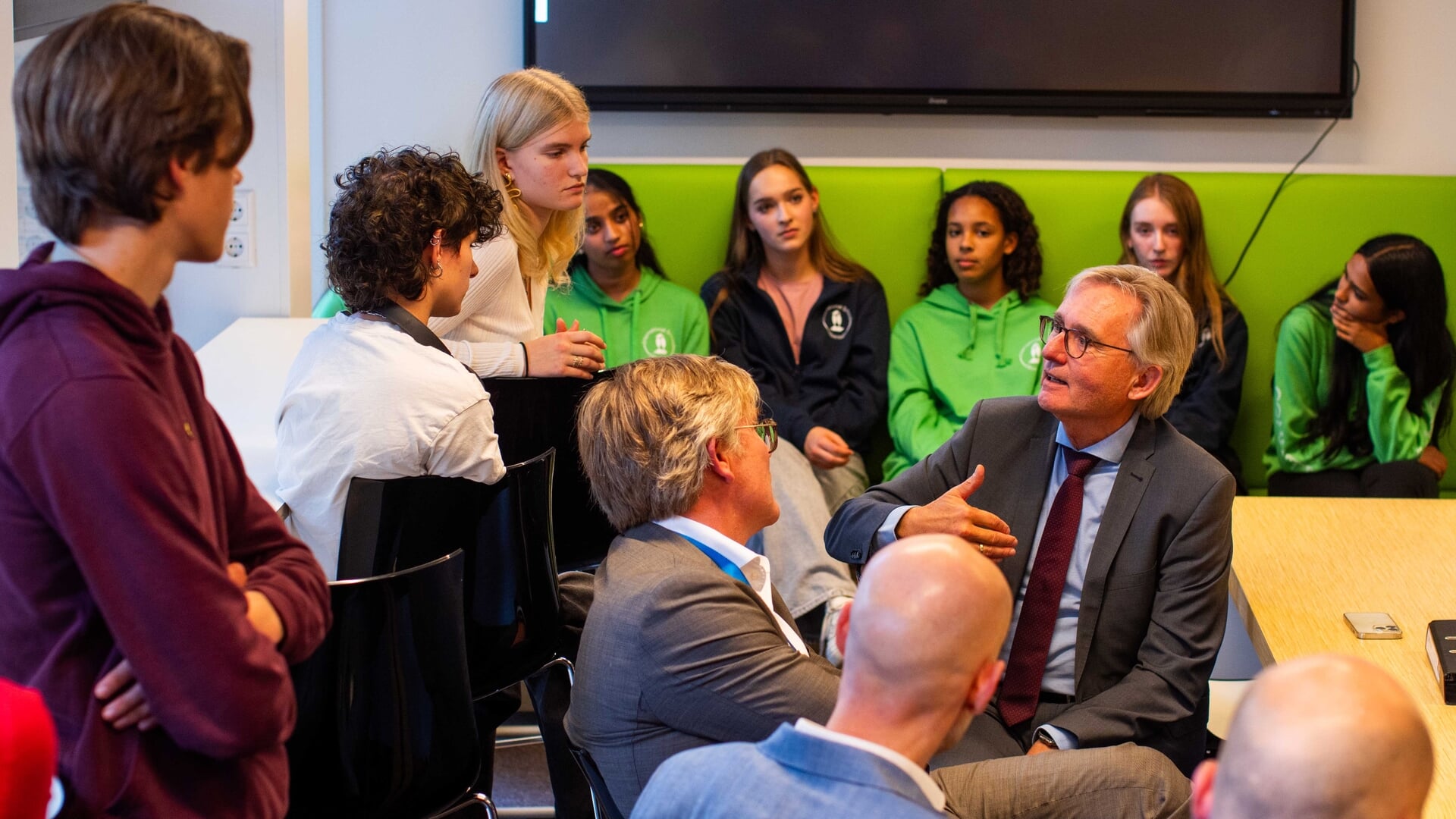 Leerlingen International School Hilversum praten met burgemeester en wethouders over geestelijke gez
