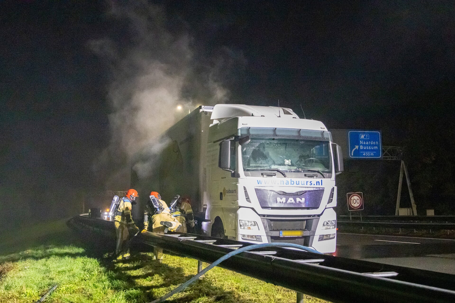 Chauffeur ontsnapt aan brand in rijdende vrachtwagen