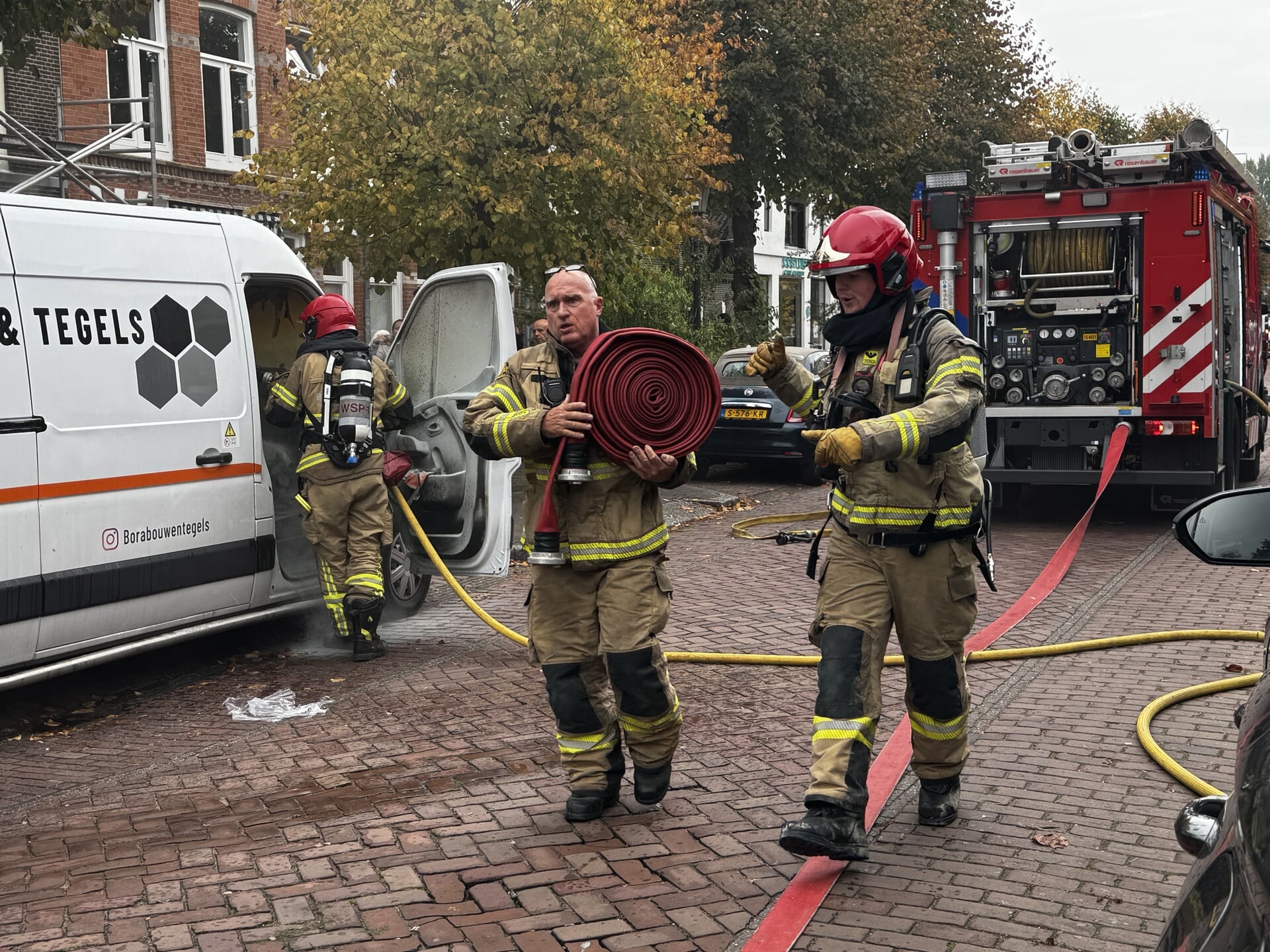 Bestelbus brandt uit tegenover Albert Heijn Achtergracht