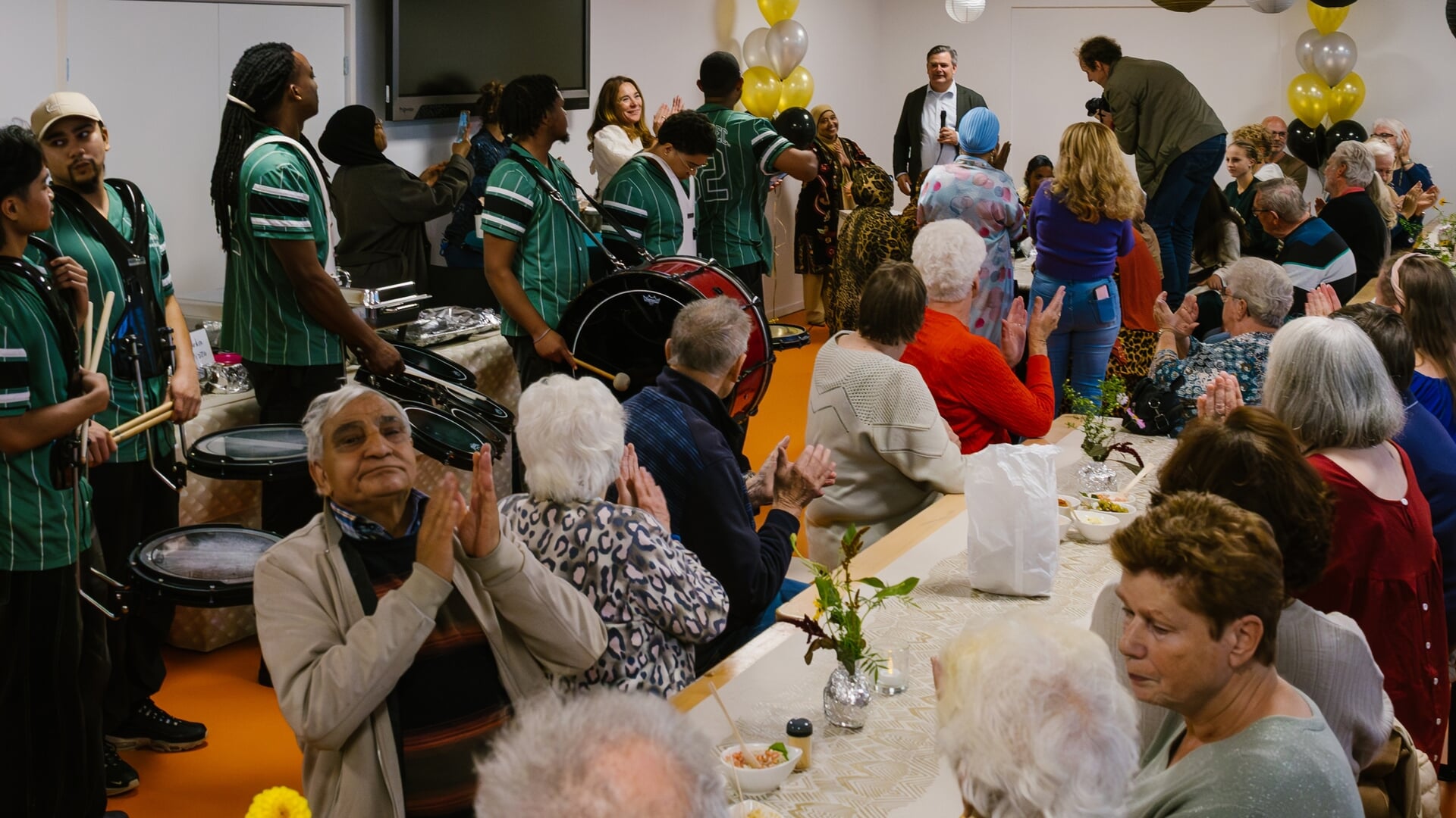 Riebeeck Buffet brengt honderd buurtbewoners samen voor afscheid wijkagent