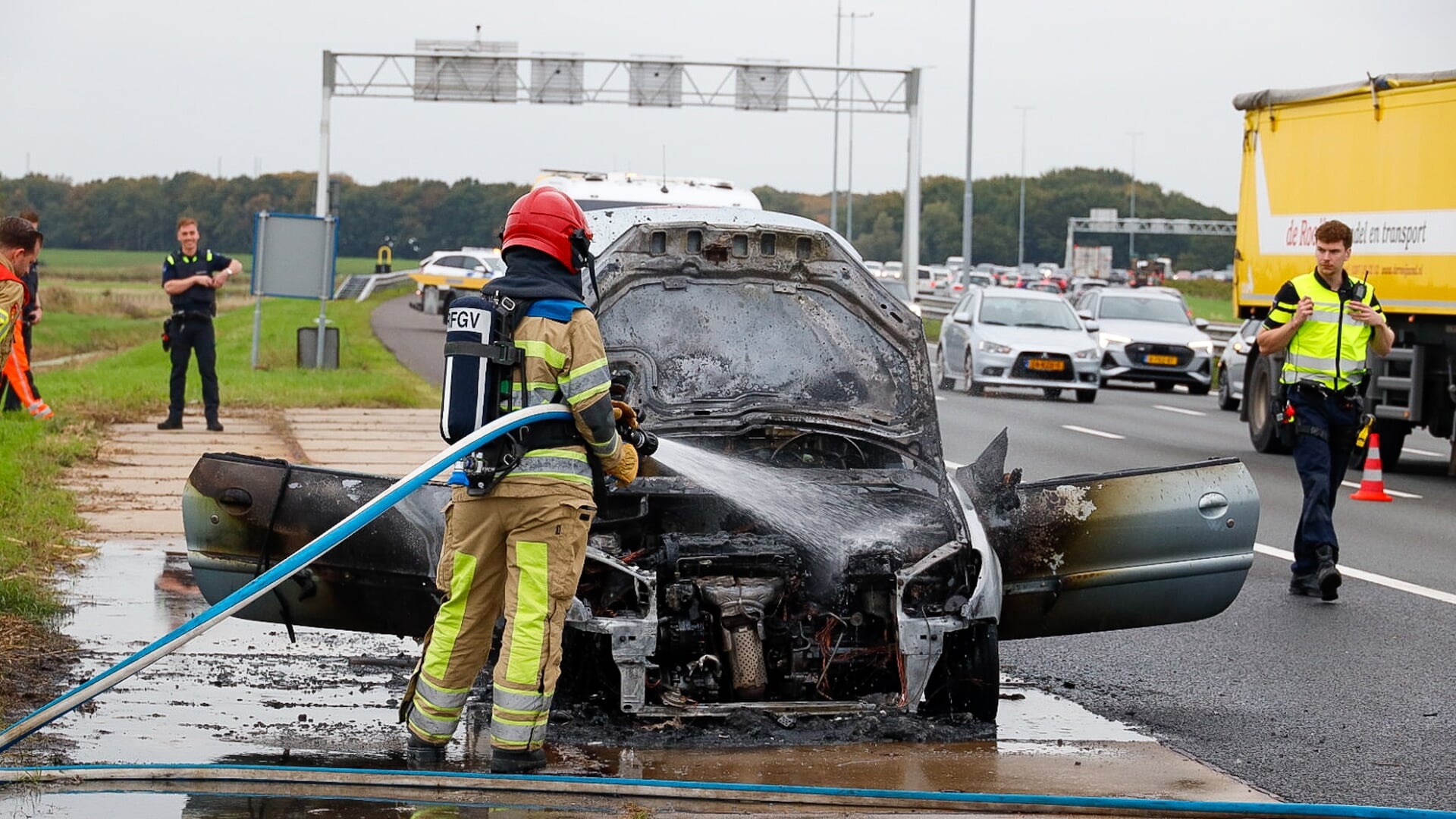 Auto brandt uit op A1 ter hoogte van Naarden
