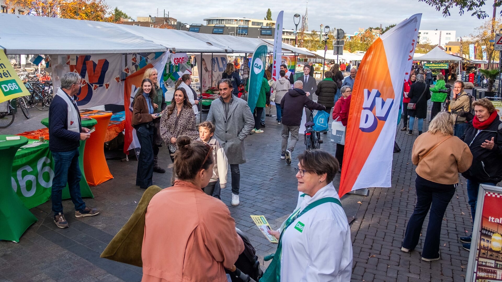 Tweede Kamerverkiezingen: politici voeren volop campagne in Hilversum