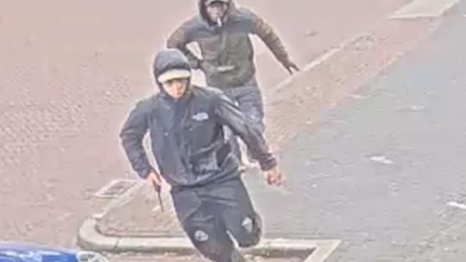 Politie deelt beelden van verdachten gewapende straatroof in Hilversum