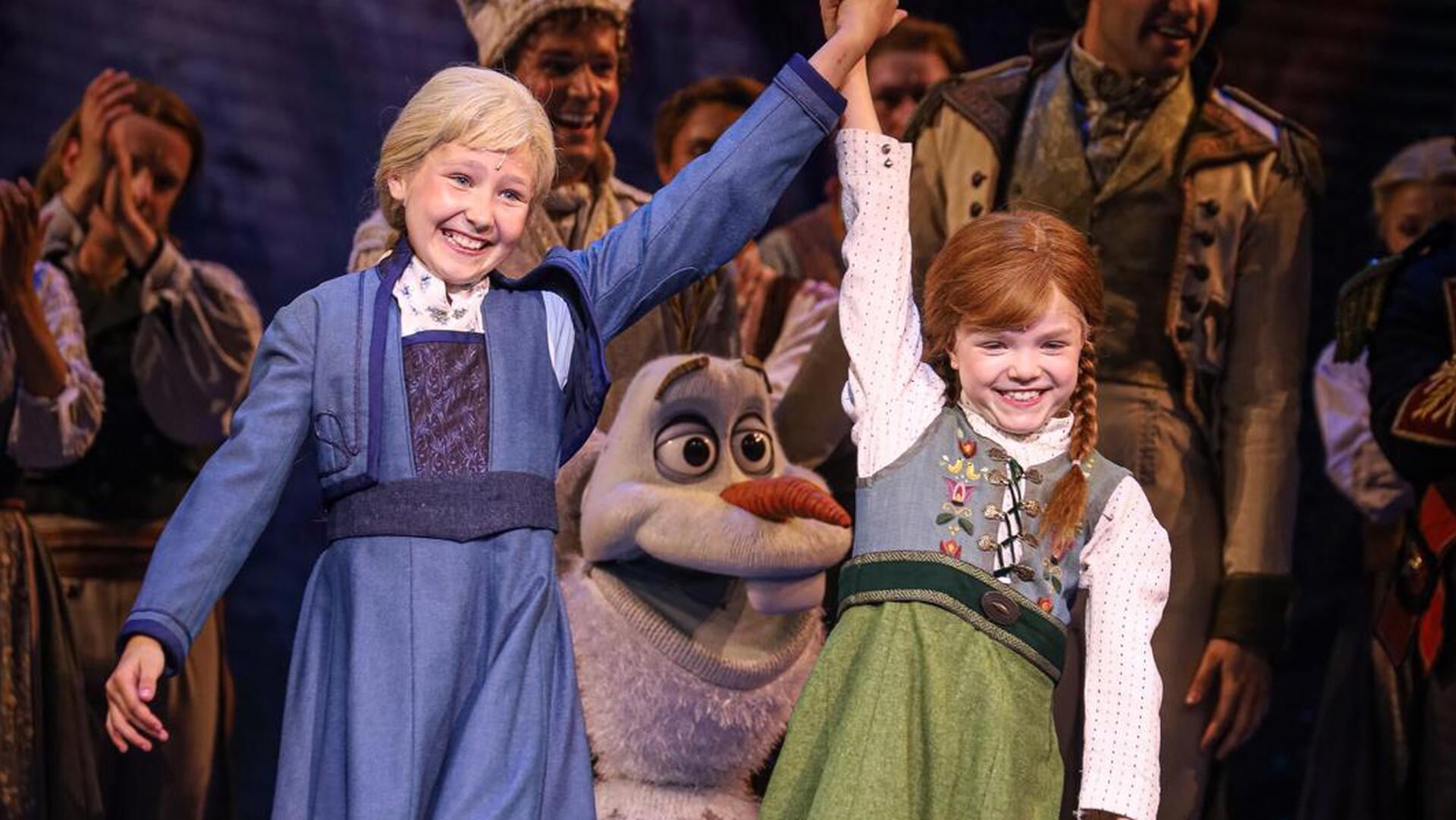 Elin (8) uit Weesp schittert als jonge Anna in Disney musical Frozen: ‘Op het podium staan voelt mag