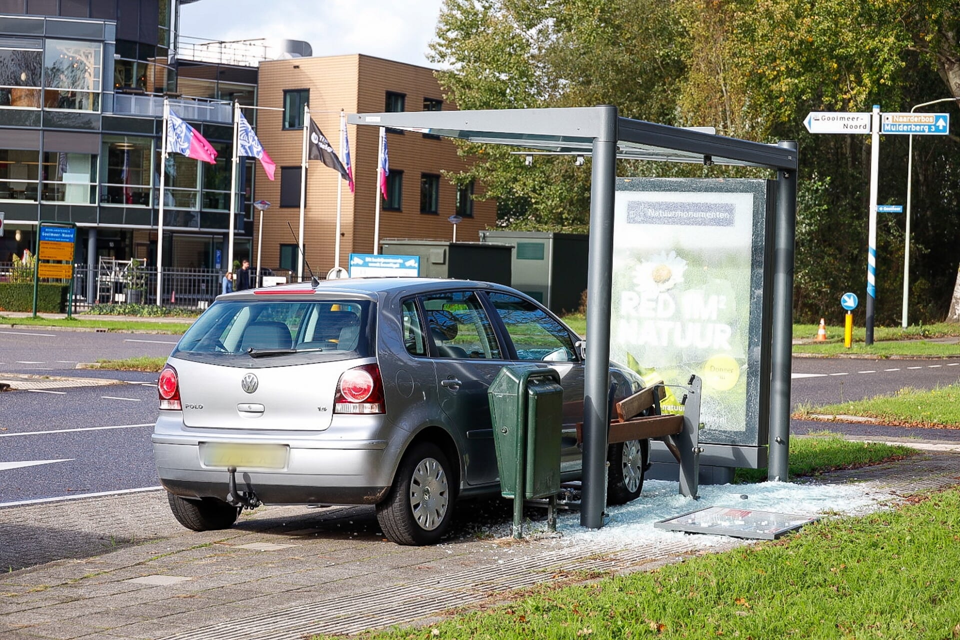 Automobilist rijdt bushokje aan diggelen