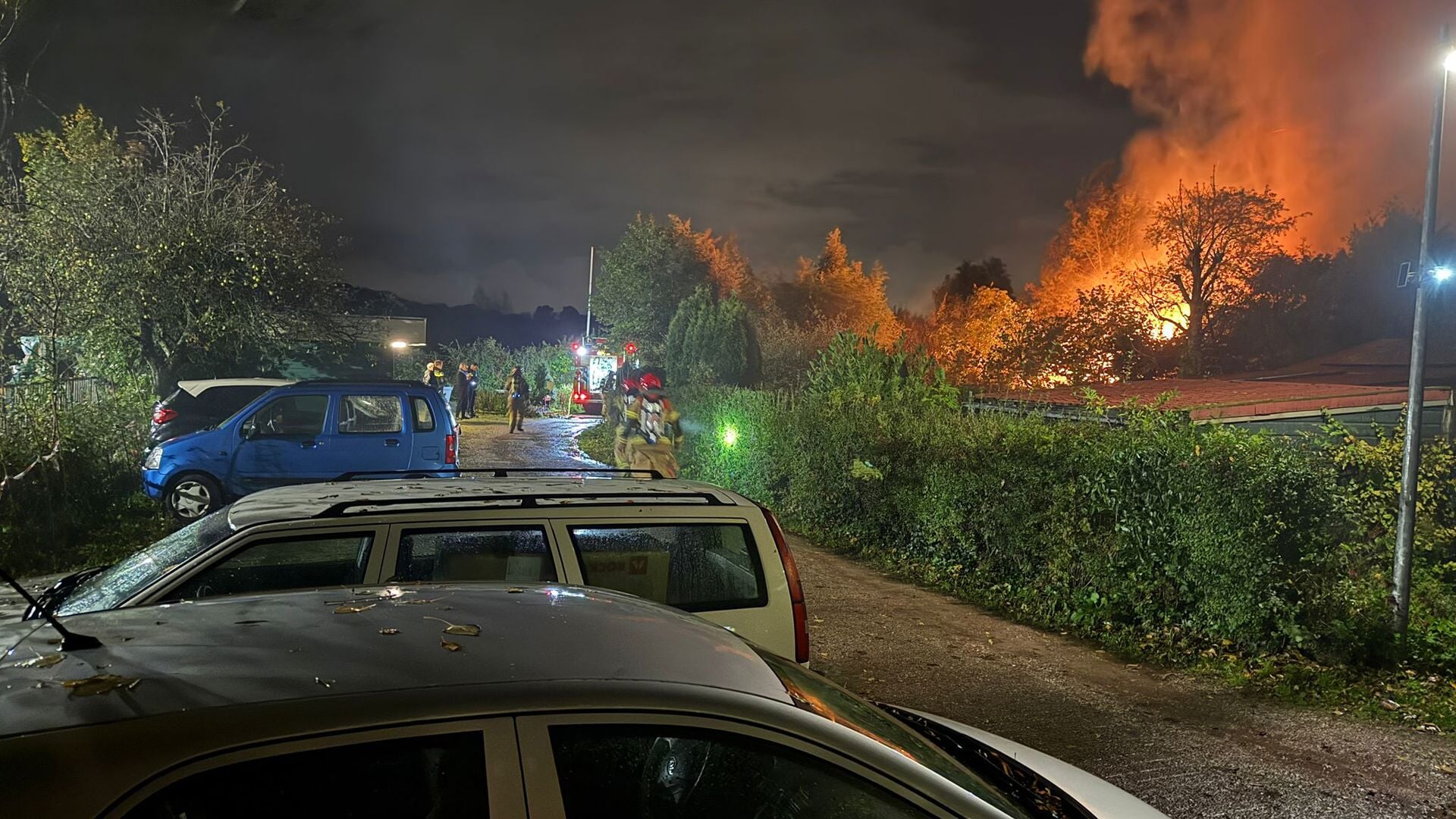 Middelbrand bij tuindersvereniging aan de Basisweg