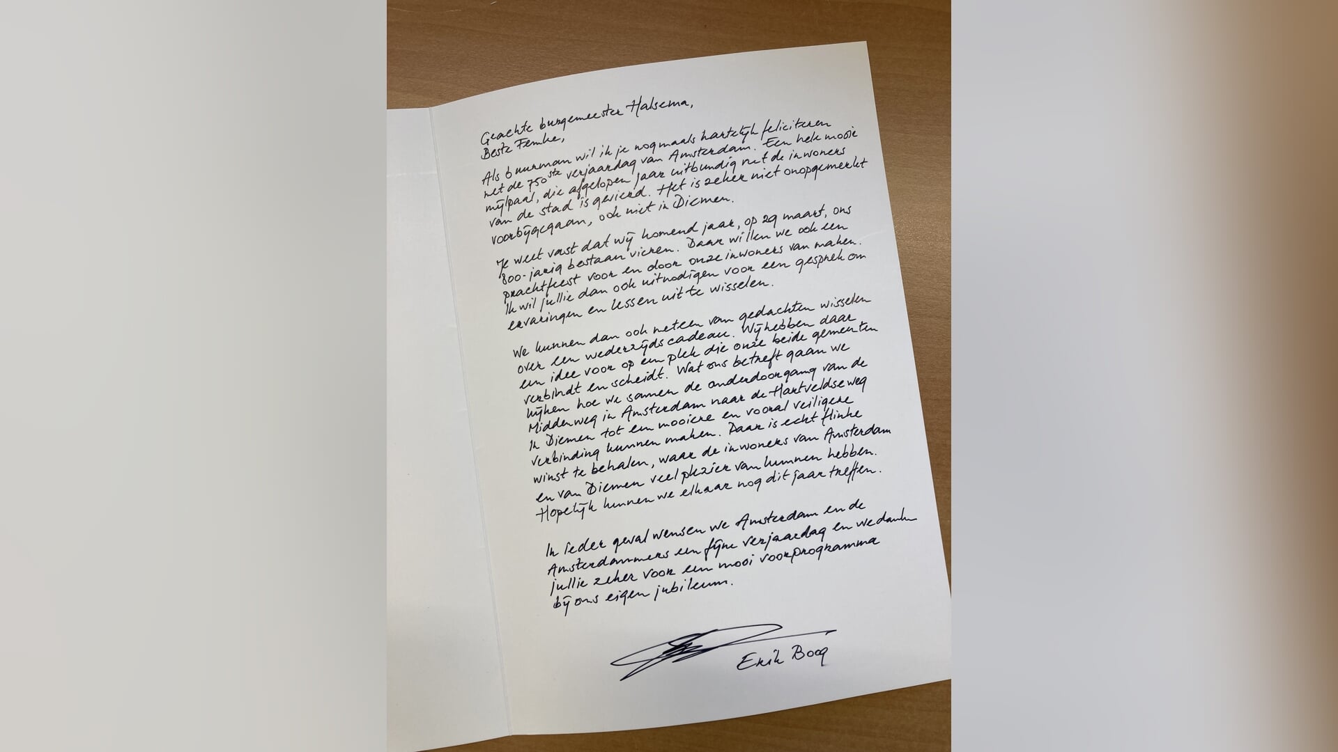 Burgemeester Boog feliciteert Amsterdammers