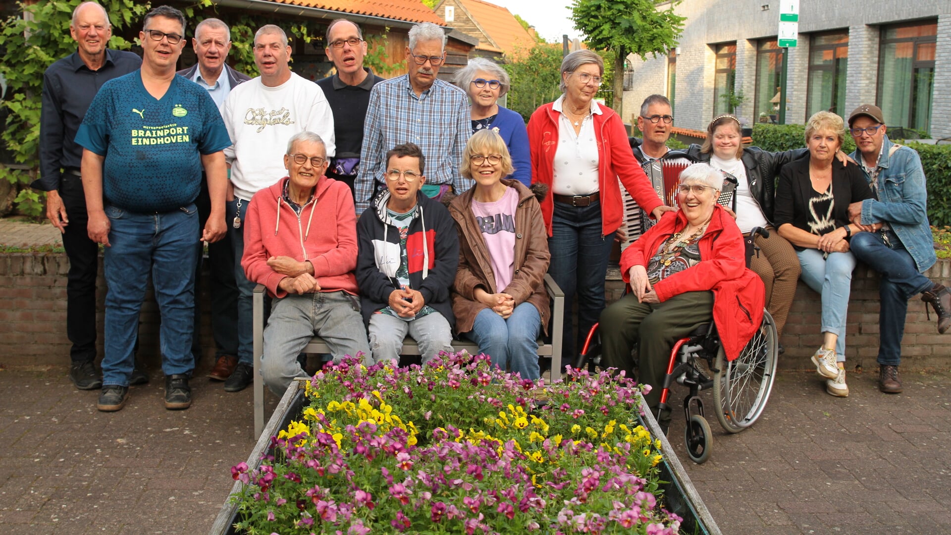 Dungense Jacobsingers zingen uit volle borst: ‘Als ze een lied kennen, knált het eruit’