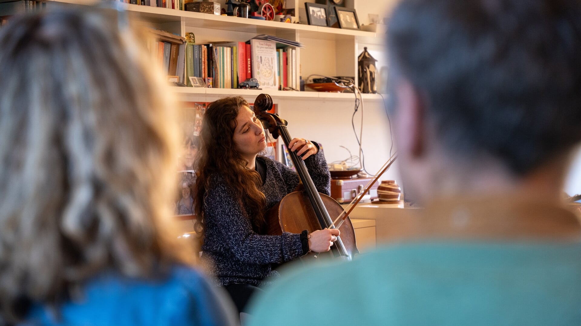 Huiskamers in Hilversum worden podium tijdens Gluren bij de Buren