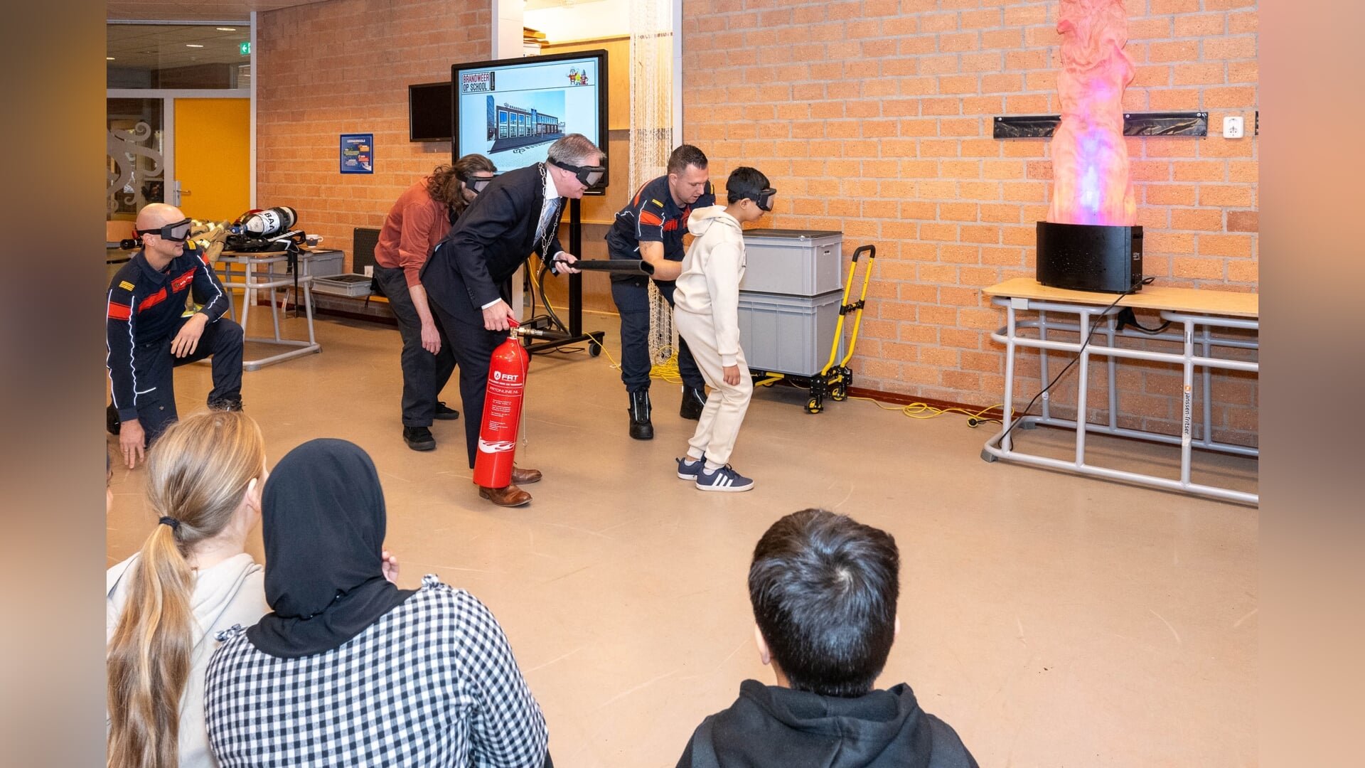Burgemeester Boog bij eerste brandweerles op de Octopus