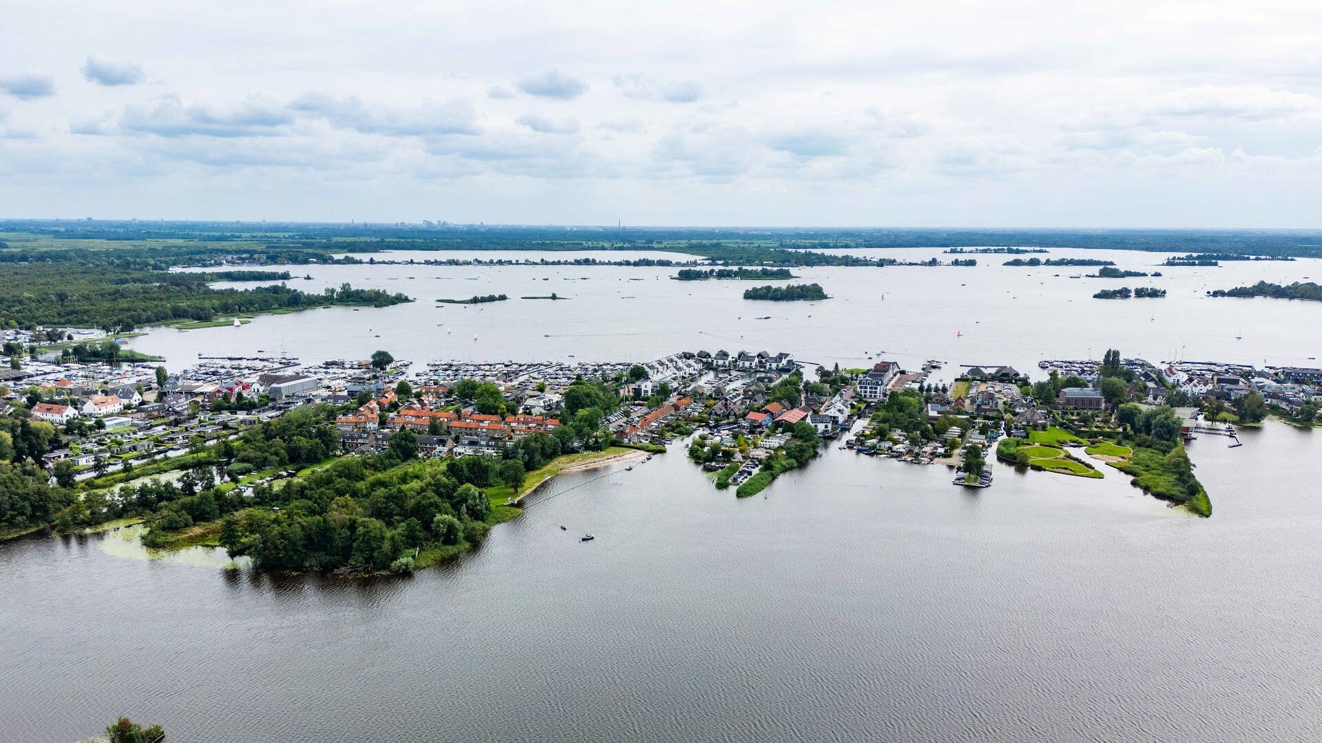 Wijdemeren zwemt in het geld, maar ‘noodzaak om te gaan fuseren met Hilversum blijft bestaan’