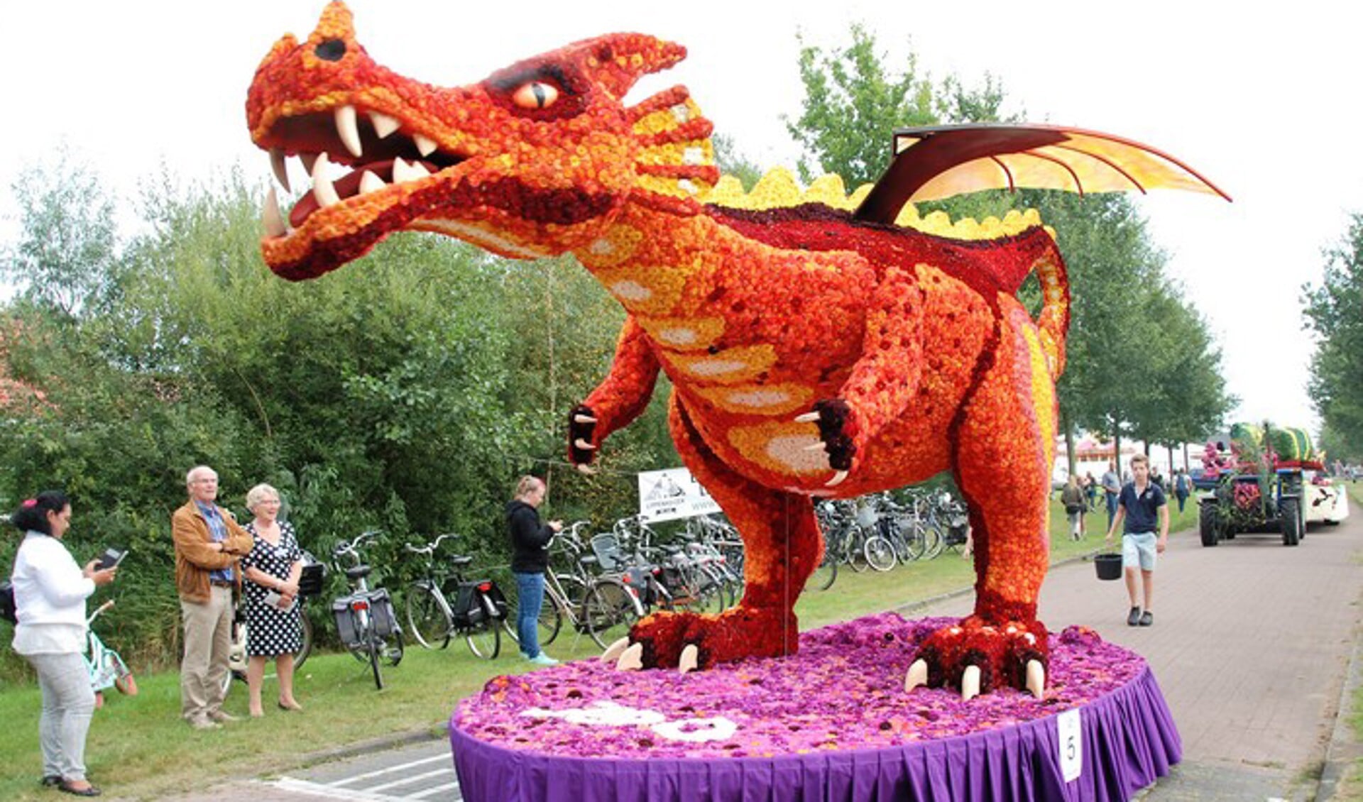 Loco burgemeester Van der Laan bij Bloemencorso Lippenhuizen