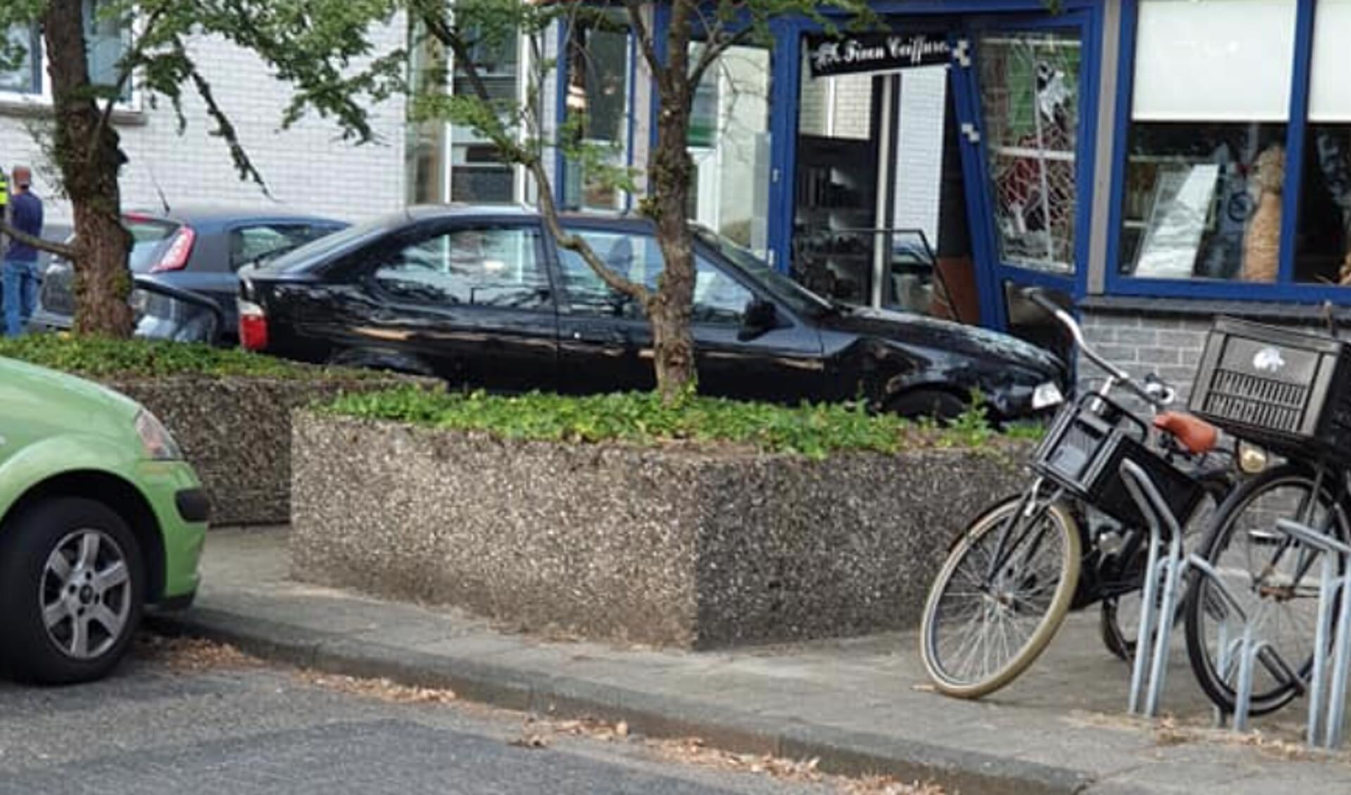 Voertuig komt tot stilstand in kapperszaak
