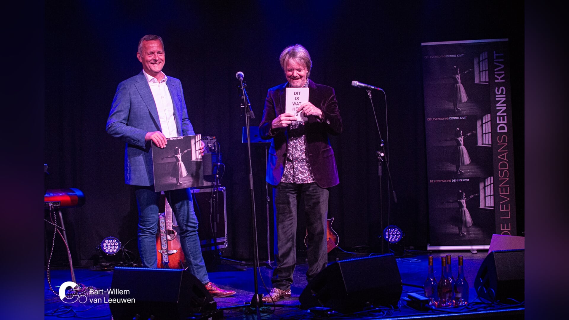Dennis Kivit presenteert nieuw album in Hoofddorp; eerst exemplaar voor commissaris van de Koning
