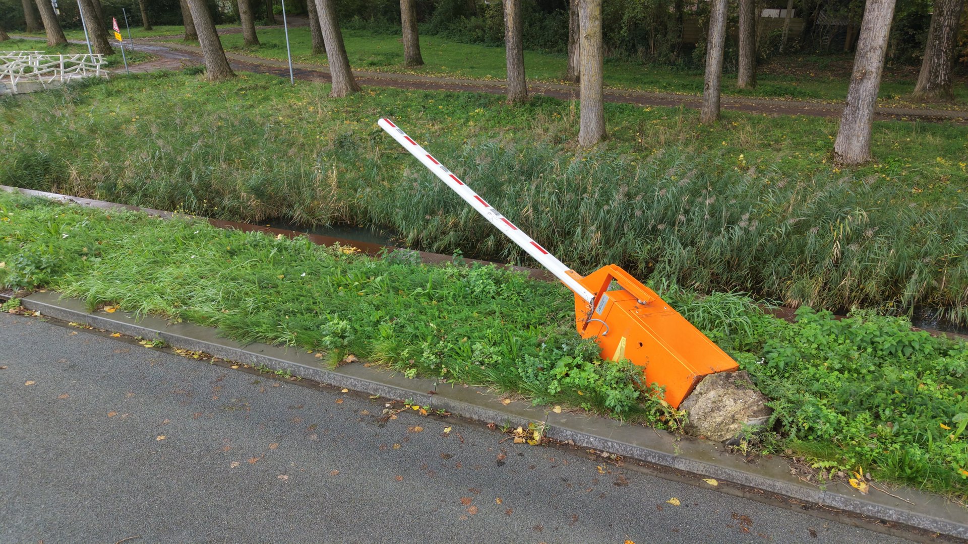 Slagboom bij busbaan Gordiaanse Knoop ligt al weken langs de weg; ‘Herstel vindt snel plaats’