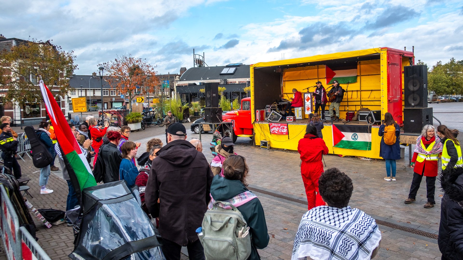 Demonstratie op Marktplein tegen NPO-deelname aan het Eurovisie Songfestival: ‘Schandalig dat Nederl