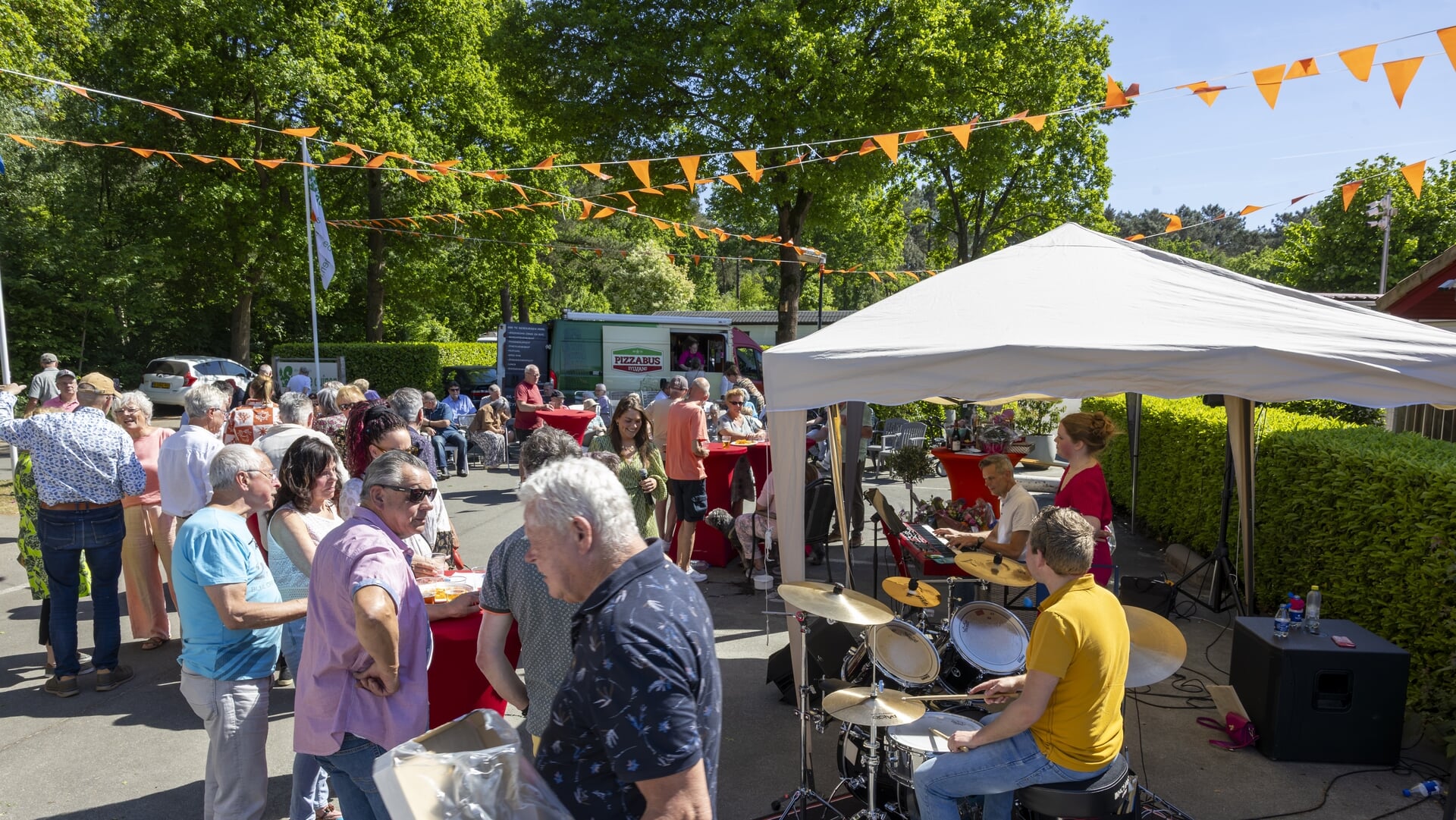 Zonnige feestdag 50-jarig Chaletpark Staartse Duinen