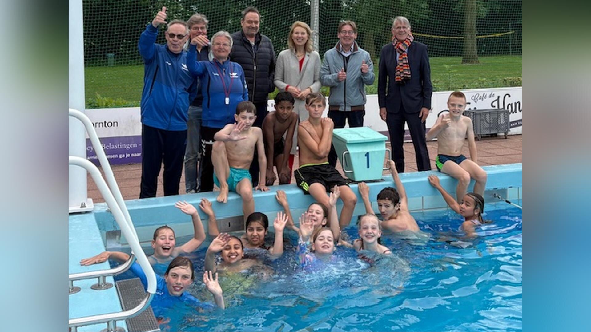 Burgemeester en wethouder moedigen scholieren aan die meedoen aan Buiten Bewegen in Amstelbad