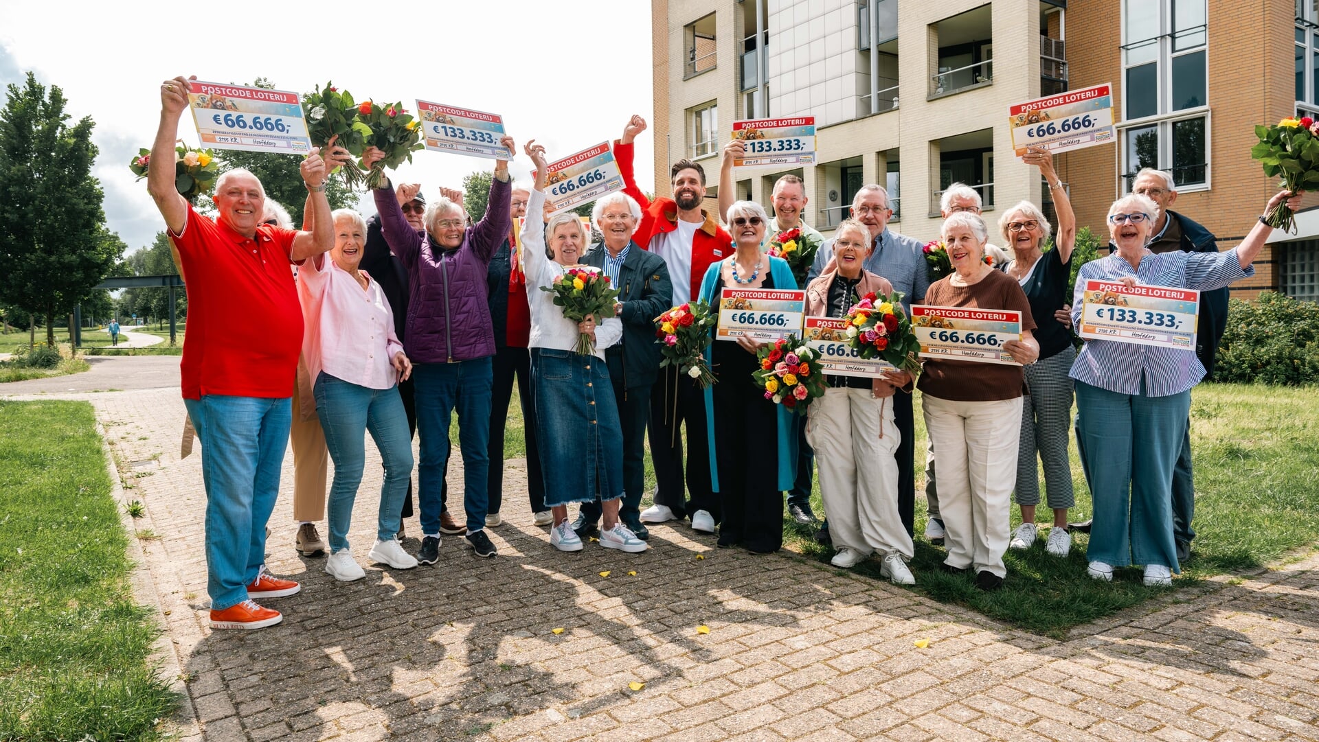 Inwoners Rondenburglaan winnen SuperPostcodeprijs van 1 miljoen euro