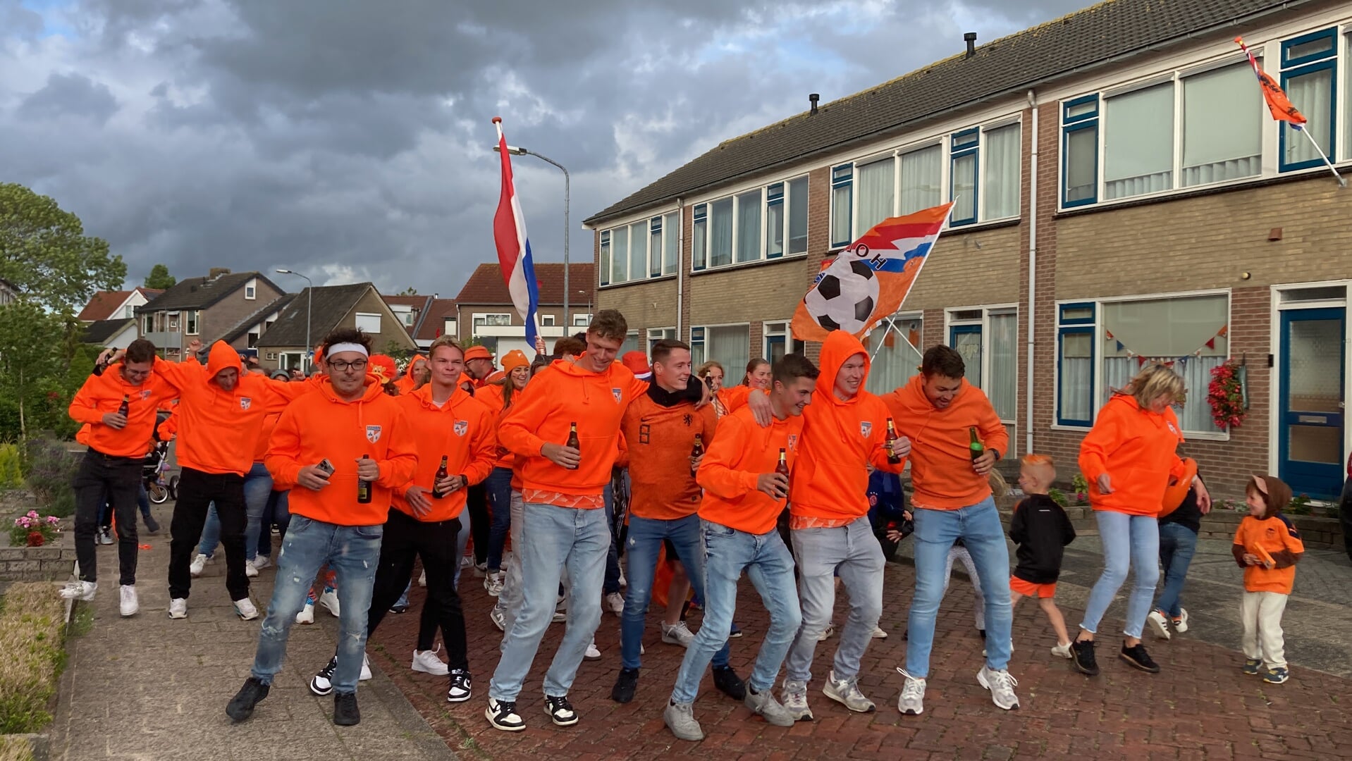 Feestelijke Oranjemars in Achthuizen