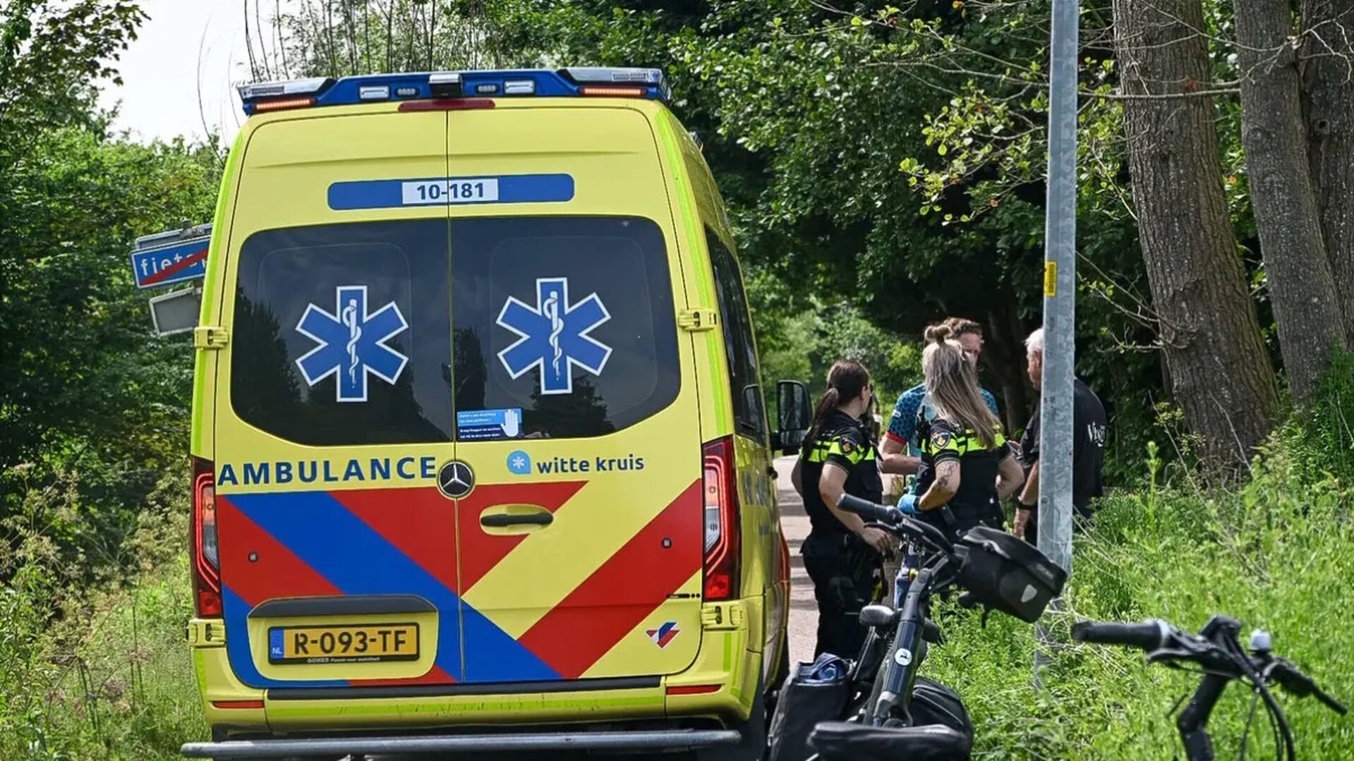Vrouw belandt in sloot na fietsongeval