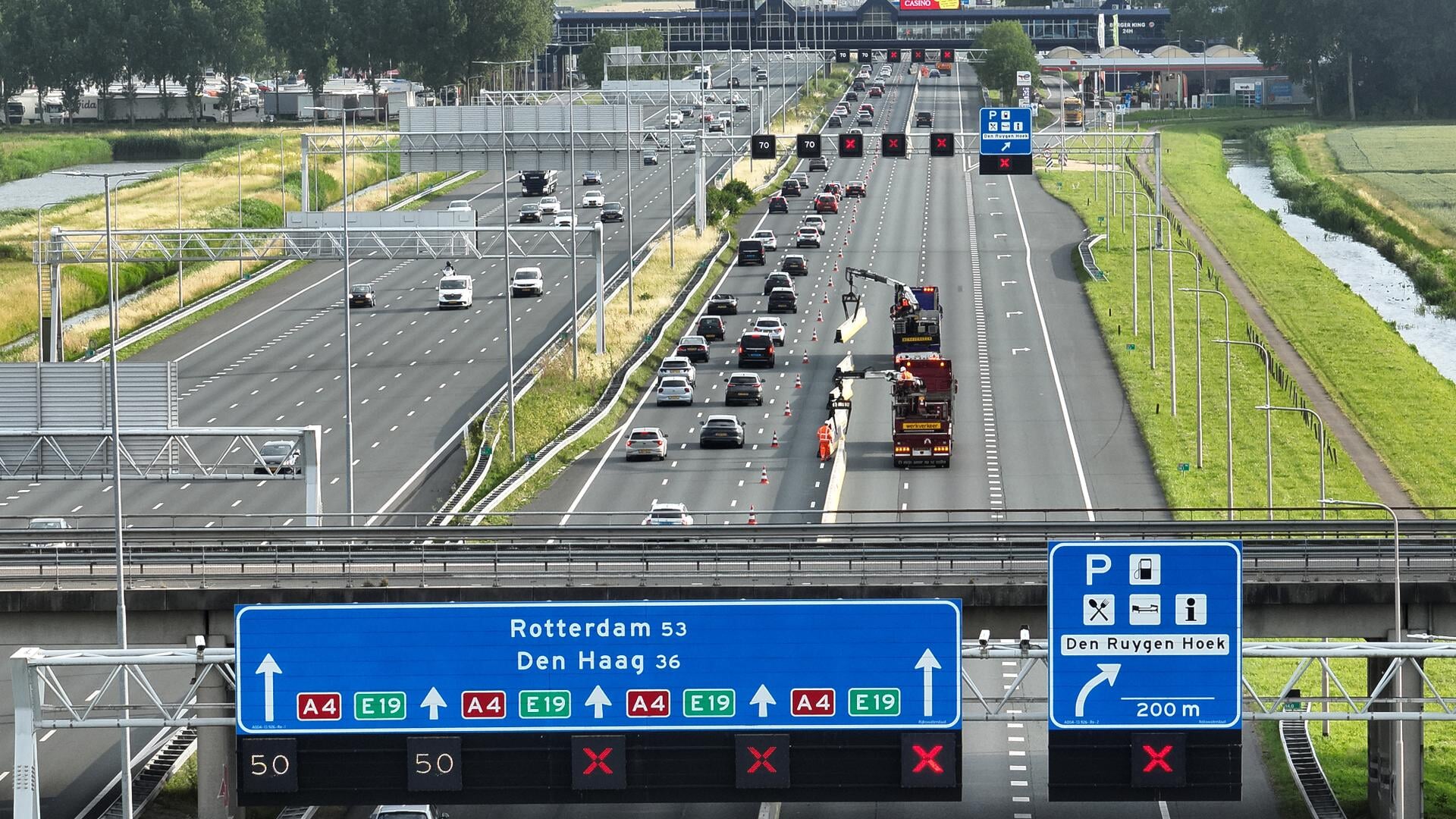 6 km stalen barrier geplaatst op A4 - Oozo.nl