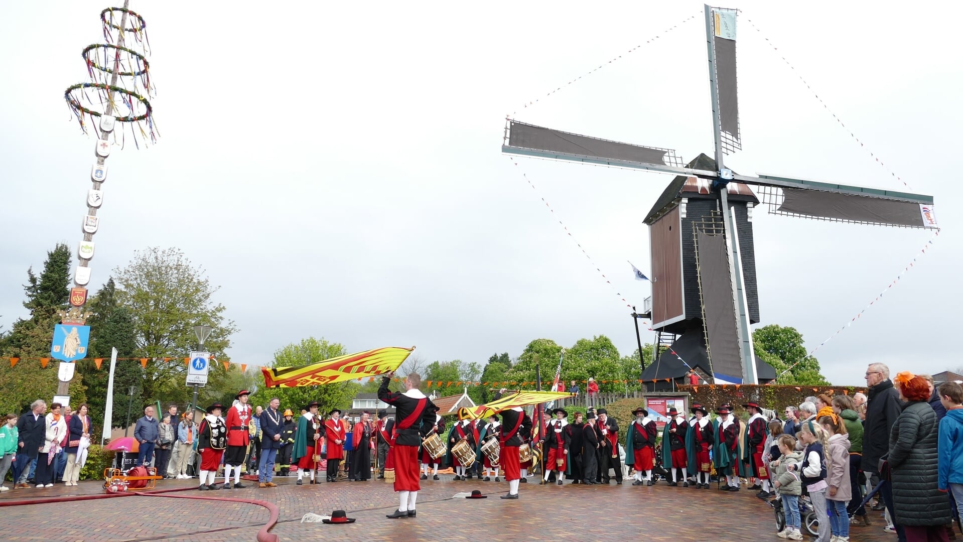 Opening Koningsdag met onthulling schildje Tourclub Mierlo