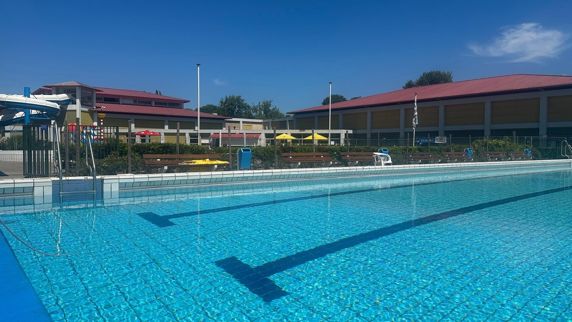 Buitenbaden van zwembad De Meerkamp vanaf dinsdag 1 juli, de warmste dag van het jaar, weer geopend