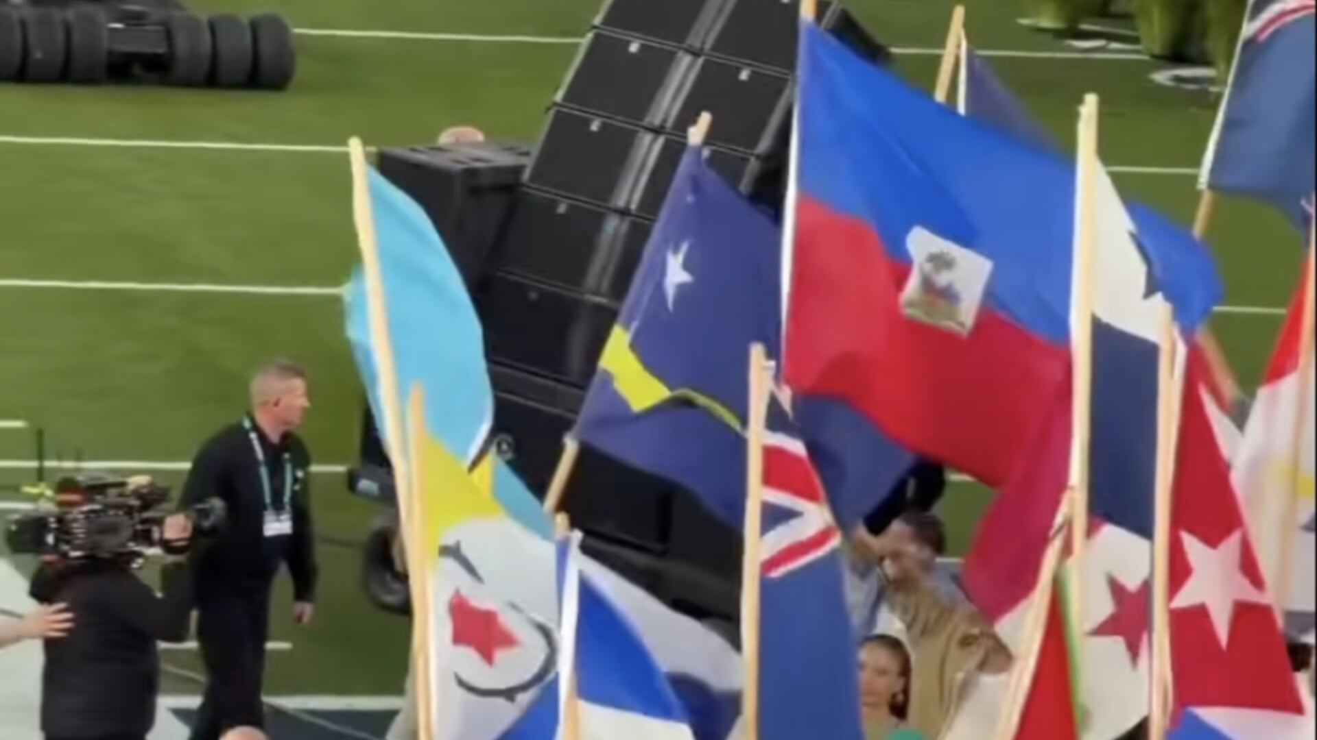 Vlag Curaçao springt in het oog tijdens halftime-show van Bad Bunny ...